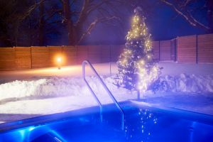 bad-belohrad-spa-resort-tree-of-life-winter-pool-aussen-im-schnee.jpg