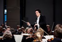 Michael Sanderling dirigert die Dresdner Philharmonie