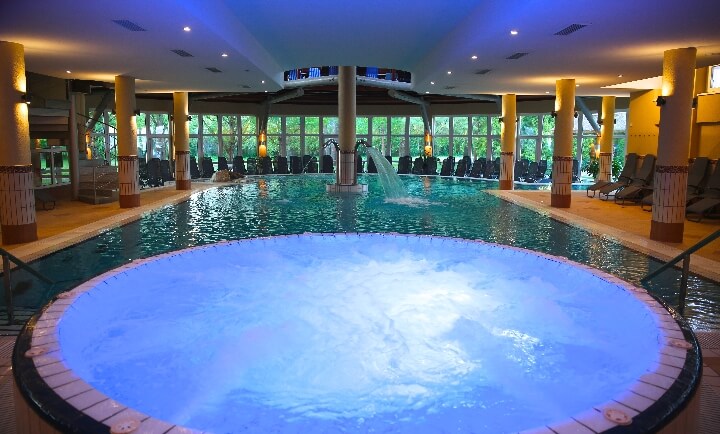 6 verschiedene Pools und Warmwasser-Becken im 5 Sterne Hotel Lotus Therme Heviz für Wellness-Urlaub