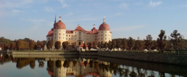 Reise-Angebot mit Tickets für die Pferde-Show "Hengste und Musik" und das klassisches Konzert "Ritt durch die Meisterwerke"