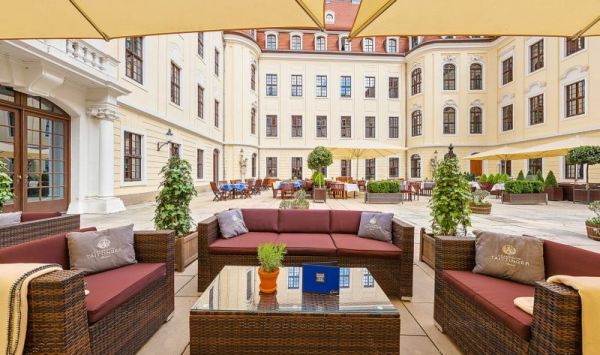 Sommer-Lounge im Innenhof des Kempinski Hotel Taschenbergpalais