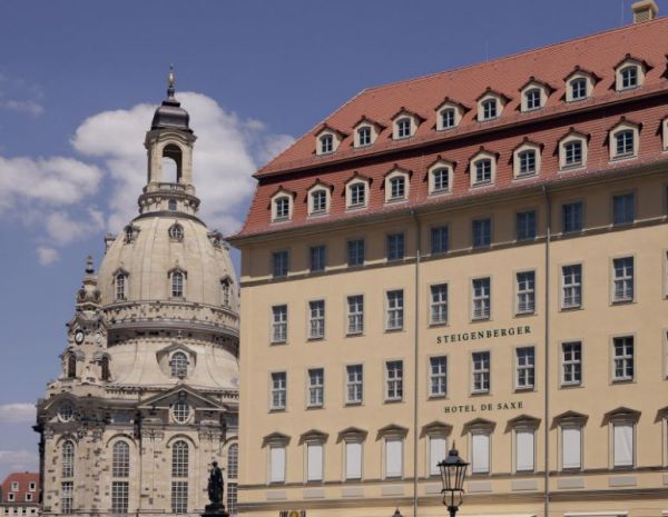 Aussenansicht Hotel Steigenberger De Saxe in Dresden mit Blick auf die Frauenkirche