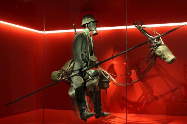 Ein unsichtbarer Soldat wo nur die Uniform mit Ausrüstung wie Gasmaske und das Zaumzeug zu sehen ist als Ausstellungsstück im Militärhistorischen Museum Dresden