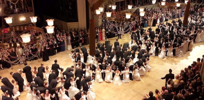 Wiener Opernball Karten mit Sichtplätzen am Tisch Blick in den Ballsaal vom Tisch in der Bühnenloge im 2. Rang
