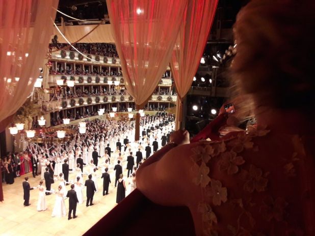 Wiener Opernball, Blick auf die Debutanten vom Tisch in der Bühnenloge