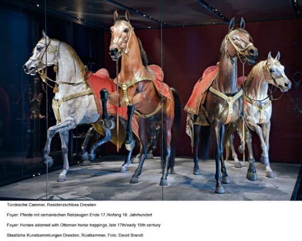 Vitrine mit Pferden im Museum "Türckische Cammer" im Residenzschloß Dresden