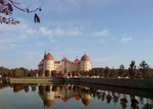 schloss-moritzburg-mit-see-im-herbst.jpg