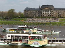 am 1. Mai findet jedes Jahr die Dampferparade in Dresden statt, wo alle Schiffe der Sächsischen Dampfschiffahrt gleichzeitig ablegen und die Dampfer-Saison einleiten