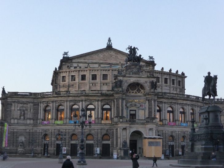 Karten für das Ballett "Schwanensee" in der Semperoper im Reise-Angebot mit Übernachtung in einem 3,4, oder 5 Sterne Hotel in Dresden