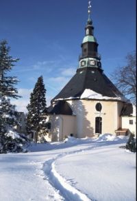 Die Kirche in Seiffen im Winter mit Schnee.