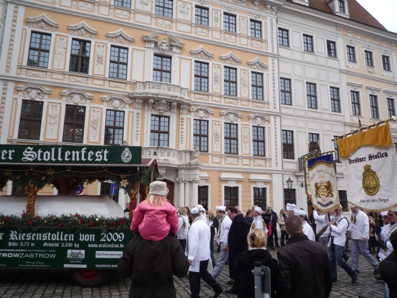 Prozession zum Dresdner Stollenfest mit Riesenstollen