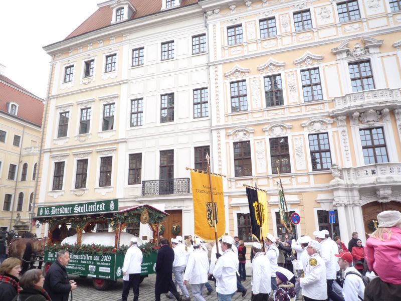 Prozession zum Dresdner Stollenfest mit Riesenstollen