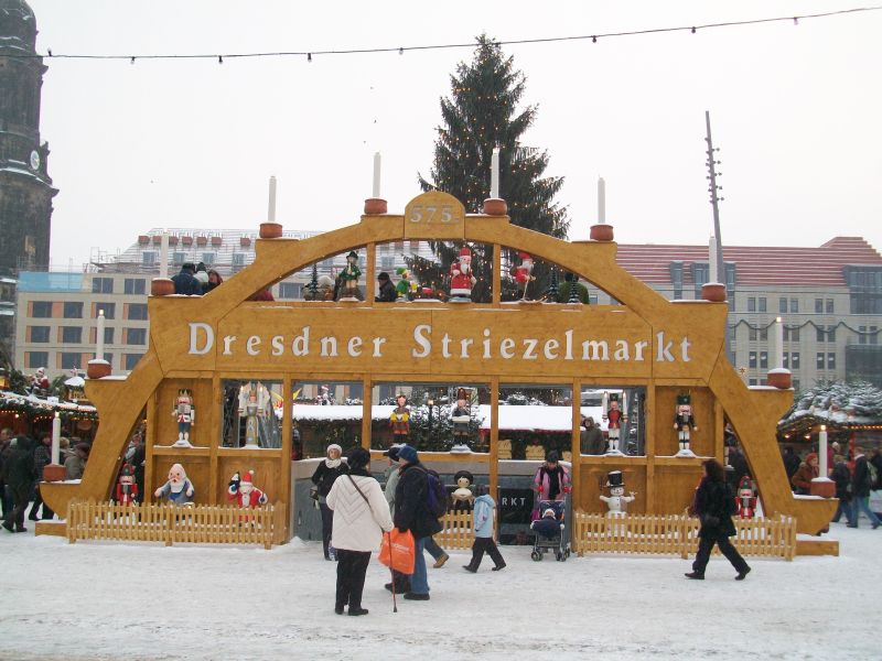 Weihachtsmarkt in Dresden im Schnee