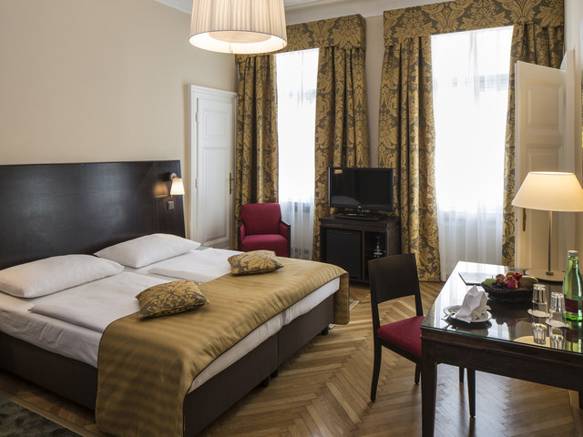 Zimmer mit Parkett im Hotel Astoria Wien