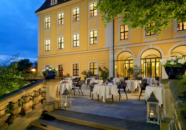 Restaurant mit Aussenterrasse im Hotel Bellevue Dresden an der Elbe