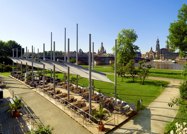 Biergarten "Elbsegler" am Hotel Bellevue mit Blick auf die Elbe und historische Altstadt von Dresden
