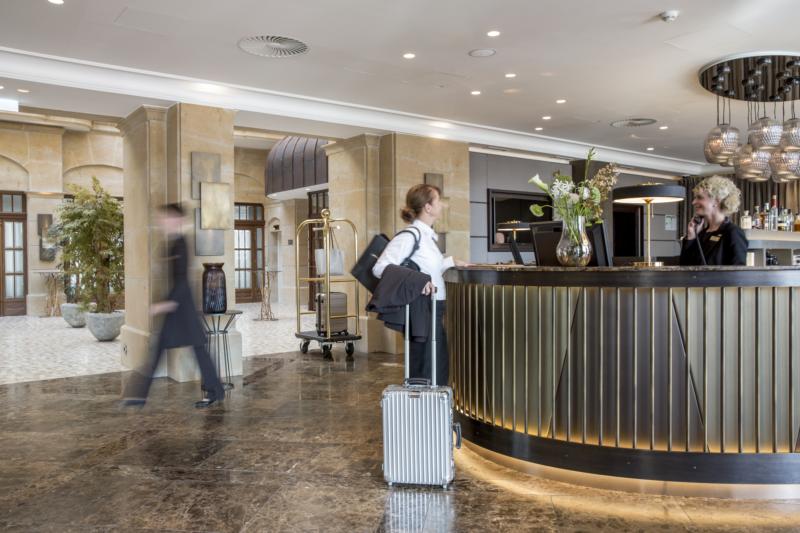 Die Lobby mit der Rezeption im Luxus Hotel Gewandhaus Dresden