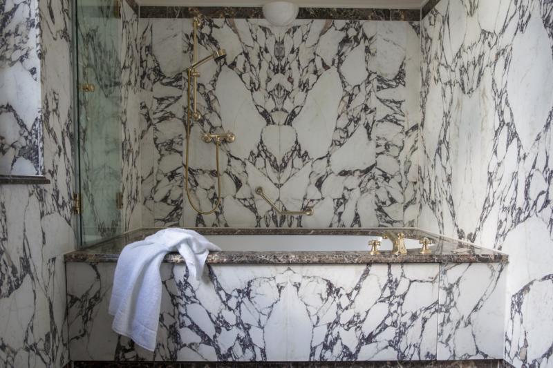 Badezimmer mit Badewanne und Marmor-Ausstattung im 5 Sterne Luxus Hotel Gewandhaus Dresden