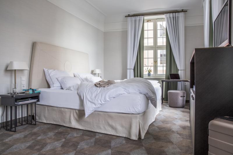 Luxus Hotelzimmer mit Marmor im Badezimmer