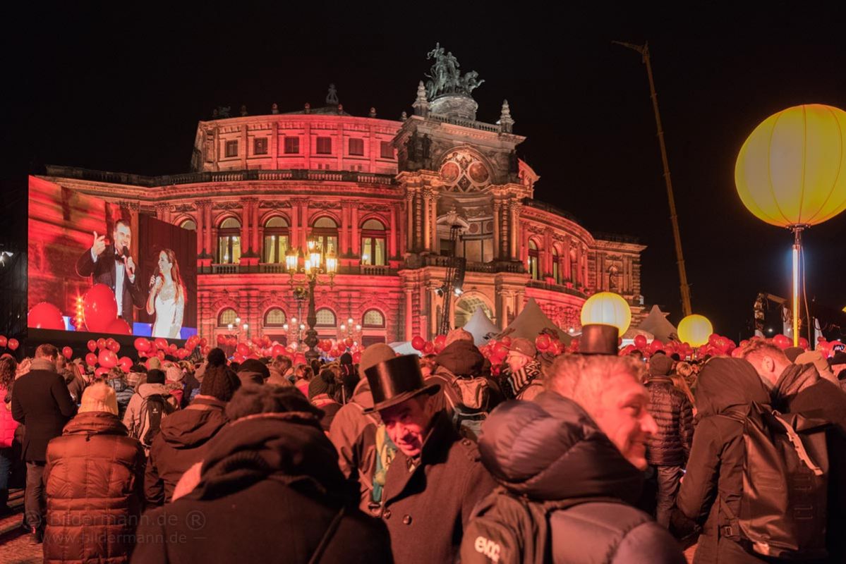 Opernball vor dem Platz auf der Semperoper Dresden - kostenfrei feiern die Dresdner mit den Gästen in der Semperoper
