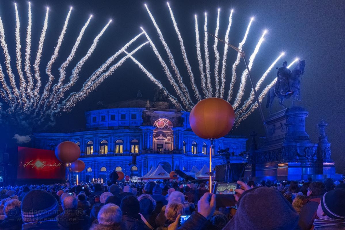 Opernball vor dem Platz auf der Semperoper Dresden - kostenfrei feiern die Dresdner mit den Gästen in der Semperoper